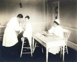 Photograph of tuberculosis examiner Dr. T.M. Sieniewicz conducting a clinic at Health Centre No. 1