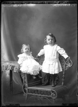 Photograph of the children of John W. Urquhart