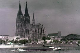 Photograph of the Cologne Cathedral (Kölner Dom) with main station and various buildings