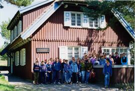 Photograph of a school group in front of the Thomas Mann Haus