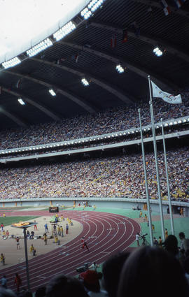 Photograph of the men's 800m semi-final, flag and torch
