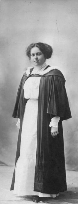 Photograph of Georgina Marion MacKay : Class of 1910