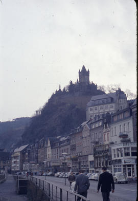 Photograph of houses, walkway and mountain in Cochem
