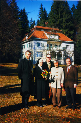 Photograph of Elisabeth Mann Borgese and others in Bad Tölz, Germany
