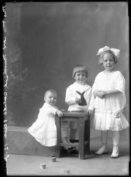 Photograph of the children of Muirhead/Murray