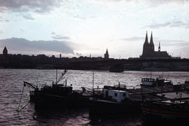 Photograph of the evening atmosphere by the water, Cologne