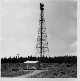 Photograph of an unidentified radio tower, taken from the ground