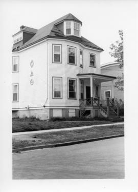 Photograph of the Phi Delta Theta fraternity house