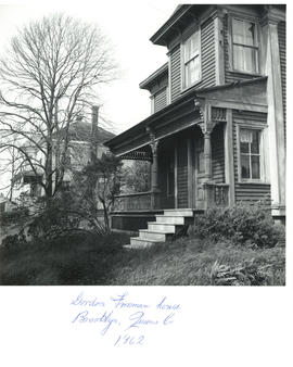 Photograph of the front porch of the Gordon Freeman house in Brooklyn, Queens County