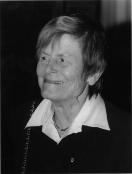 Photograph of Elisabeth Mann Borgese at a dinner in Rotterdam