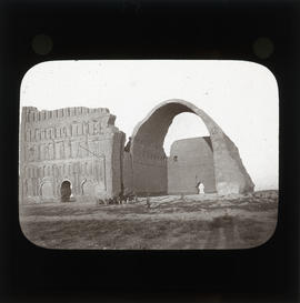 Photograph of Ctesiphon archway and ruins