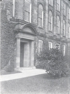 Photograph of the entrance of the Science Building
