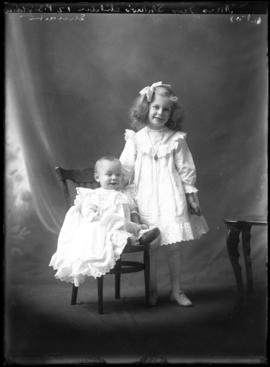 Photograph of the children of Mrs. James Swan