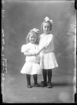 Photograph of the daughters of Mrs. A. W. Fraser