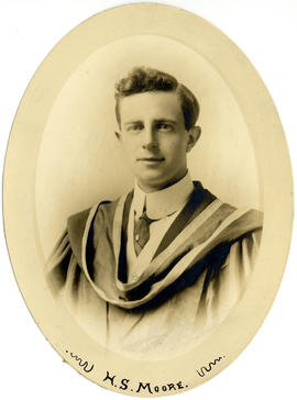 Portrait of Hugh Stewart Moore : Class of 1915