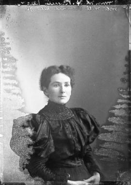 Photograph of Mrs.W. H. Rennie