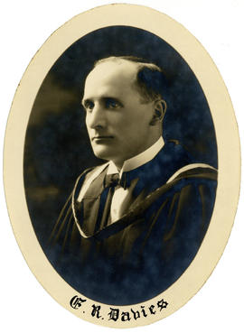 Portrait of Edward Ross Davies : Class of 1924