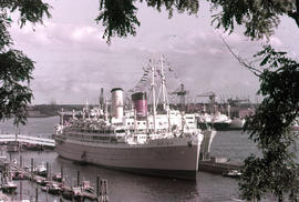 Photograph of a passenger steamer at the overseas bridge in Hamburg