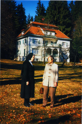 Photograph of Elisabeth Mann Borgese and a nun in Bad Tölz, Germany