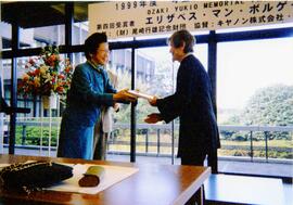 Photograph of Elisabeth Mann Borgese receiving the Ozaki Yukio Memorial Prize