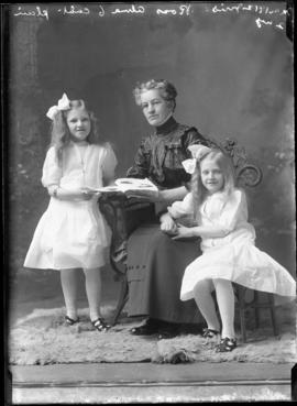 Photograph of Mrs. Ross & her daughters