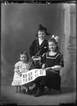 Photograph of the children of Jessie McAskill