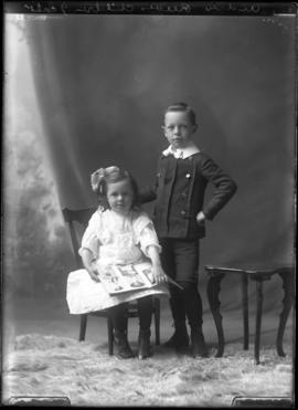 Photograph of the children of Andrew Reeves