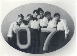 Photograph of the women graduates of 1907