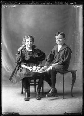 Photograph of the children of Mrs. Dr. Robertson