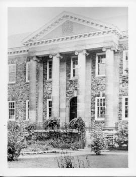 Photograph of the front entrance of the University Club