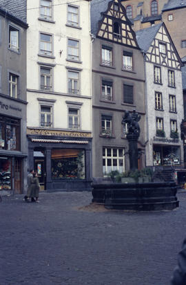 Photograph of buildings and fountain in Cochem