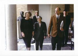 Photograph of Elisabeth Mann Borgese and Queen Beatrix at Tilburg University