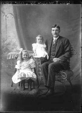 Photograph of Dan L. Mason and two children