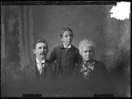 Photograph of Fred Chambers and family