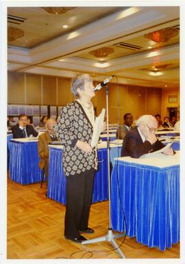Photograph of Elisabeth Mann Borgese asking a question at Pacem in Maribus XXIV