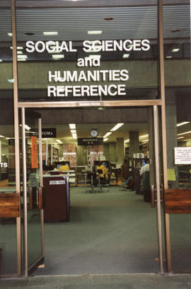Photograph of the Munro Room and the social sciences and humanities reference desk at the Killam ...