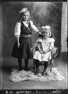 Photograph of the daughters of Mrs. S.W. Rundle