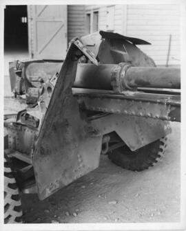 Photograph of maintenance on a QF 25-pounder howitzer, Tracadie, 1943