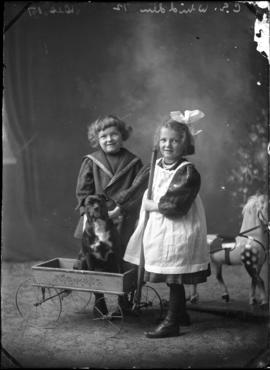 Photograph of the children of Mrs. C.E. Whidden