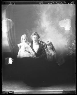 Photograph of Mrs. Robert Ross and her children